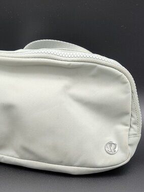 lululemon Everywhere Belt Bag Green Waist Pack Zip, Adjustable Strap, 2 Pockets